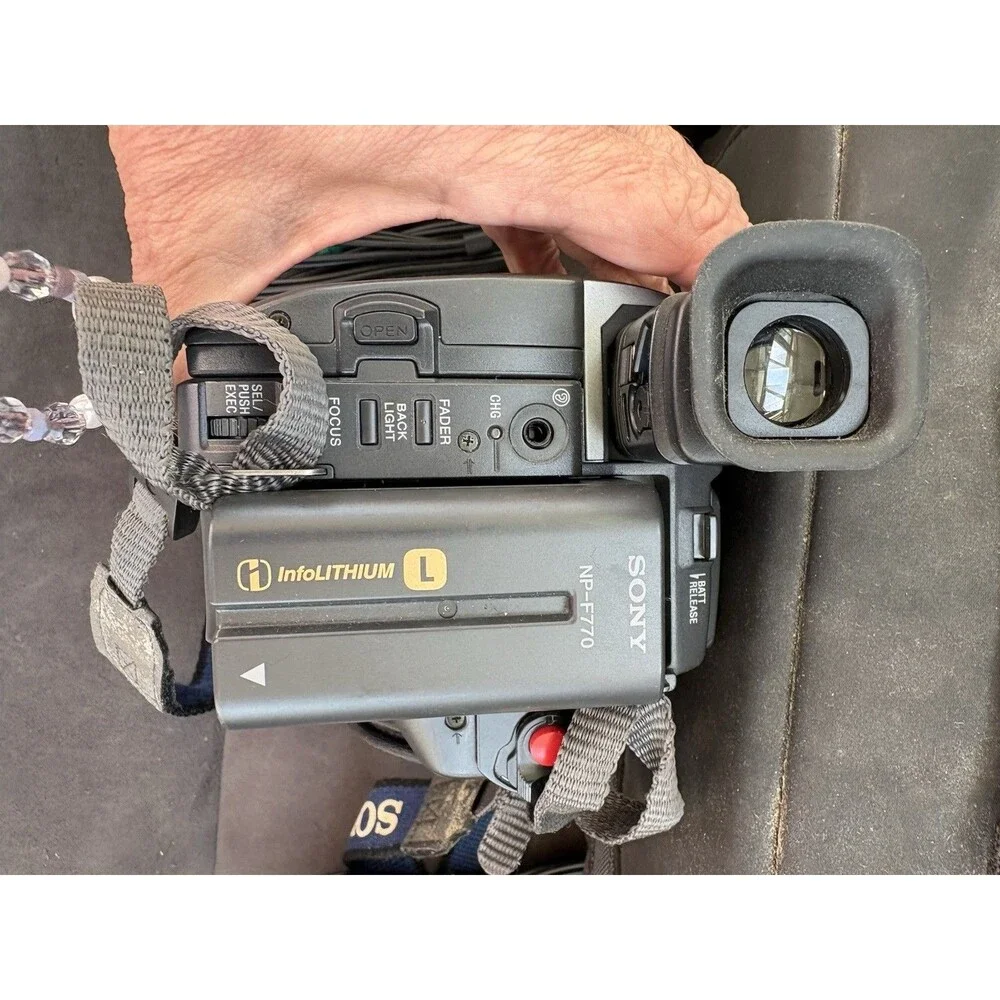 Hitachi VM-E625LA 8mm Video Camcorder Camescope 24x Zoom Color LCDScreen Bundle